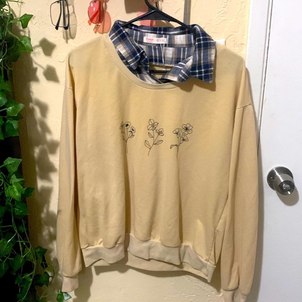beige and collar color, sweatshirt, nice and cozy